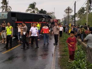 Bus Polda Lampung Adu Kambing dengan Truk LPG, 6 Orang Terluka