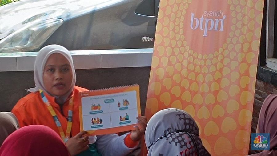 Community Officer BTPN Syariah secara berkala berkumpul dengan para nasabah dalam Pertemuan Rutin Sentra (PRS).