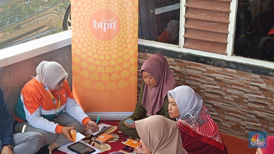 Community Officer BTPN Syariah secara berkala berkumpul dengan para nasabah dalam Pertemuan Rutin Sentra (PRS).