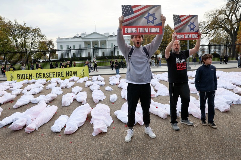 Demonstran yang melakukan aksi unjuk rasa dengan katon jenazah di depan Gedung Putih, Washington, Amerika Serikat, Rabu (15/11/2023). (REUTERS/Leah Millis) Demonstran yang melakukan aksi unjuk rasa dengan katon jenazah di depan Gedung Putih, Washington, Amerika Serikat, Rabu (15/11/2023). (REUTERS/Leah Millis)