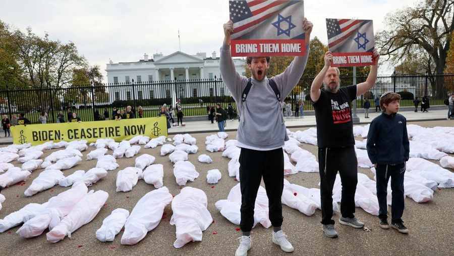 Demonstran yang melakukan aksi unjuk rasa dengan katon jenazah di depan Gedung Putih, Washington, Amerika Serikat, Rabu (15/11/2023).  (REUTERS/Leah Millis)