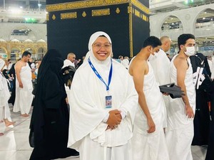 Cerita Unik Elwina, Juara 3 Emeron Hijab Hunt Saat Bisa Menyentuh Hajar Aswad