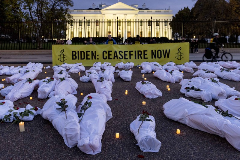 Demonstran yang melakukan aksi unjuk rasa dengan katon jenazah di depan Gedung Putih, Washington, Amerika Serikat, Rabu (15/11/2023). (REUTERS/Leah Millis) Demonstran yang melakukan aksi unjuk rasa dengan katon jenazah di depan Gedung Putih, Washington, Amerika Serikat, Rabu (15/11/2023). (REUTERS/Leah Millis)