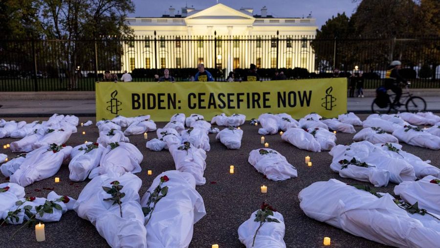 Demonstran yang melakukan aksi unjuk rasa dengan katon jenazah di depan Gedung Putih, Washington, Amerika Serikat, Rabu (15/11/2023).  (REUTERS/Leah Millis)