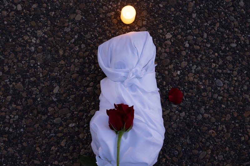 Demonstran yang melakukan aksi unjuk rasa dengan katon jenazah di depan Gedung Putih, Washington, Amerika Serikat, Rabu (15/11/2023). (REUTERS/Leah Millis) Demonstran yang melakukan aksi unjuk rasa dengan katon jenazah di depan Gedung Putih, Washington, Amerika Serikat, Rabu (15/11/2023). (REUTERS/Leah Millis)