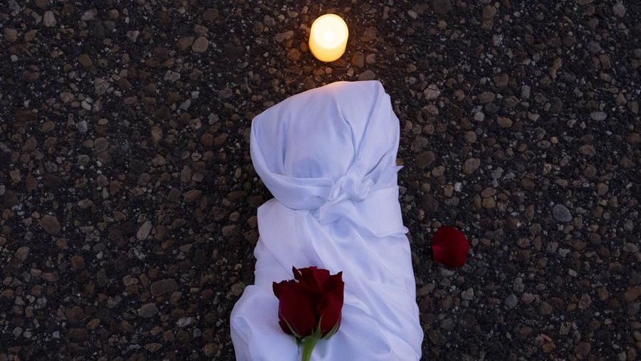 Demonstran yang melakukan aksi unjuk rasa dengan katon jenazah di depan Gedung Putih, Washington, Amerika Serikat, Rabu (15/11/2023).  (REUTERS/Leah Millis)