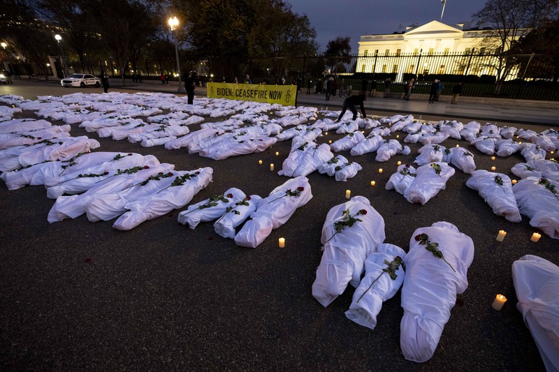Demonstran yang melakukan aksi unjuk rasa dengan katon jenazah di depan Gedung Putih, Washington, Amerika Serikat, Rabu (15/11/2023). (REUTERS/Leah Millis) Demonstran yang melakukan aksi unjuk rasa dengan katon jenazah di depan Gedung Putih, Washington, Amerika Serikat, Rabu (15/11/2023). (REUTERS/Leah Millis)