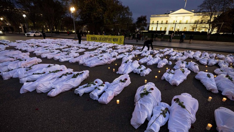 Demonstran yang melakukan aksi unjuk rasa dengan katon jenazah di depan Gedung Putih, Washington, Amerika Serikat, Rabu (15/11/2023).  (REUTERS/Leah Millis)