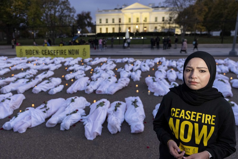 Demonstran yang melakukan aksi unjuk rasa dengan katon jenazah di depan Gedung Putih, Washington, Amerika Serikat, Rabu (15/11/2023). (REUTERS/Leah Millis) Demonstran yang melakukan aksi unjuk rasa dengan katon jenazah di depan Gedung Putih, Washington, Amerika Serikat, Rabu (15/11/2023). (REUTERS/Leah Millis)