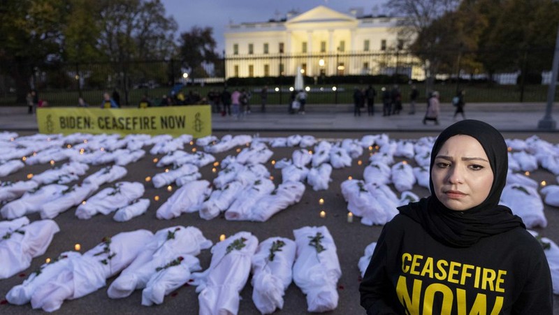 Demonstran yang melakukan aksi unjuk rasa dengan katon jenazah di depan Gedung Putih, Washington, Amerika Serikat, Rabu (15/11/2023).  (REUTERS/Leah Millis)
