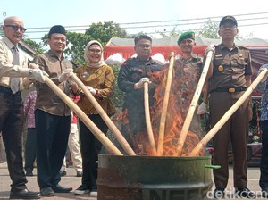 Obat Terlarang Hingga Jutaan Rupiah Upal Dimusnahkan di Indramayu