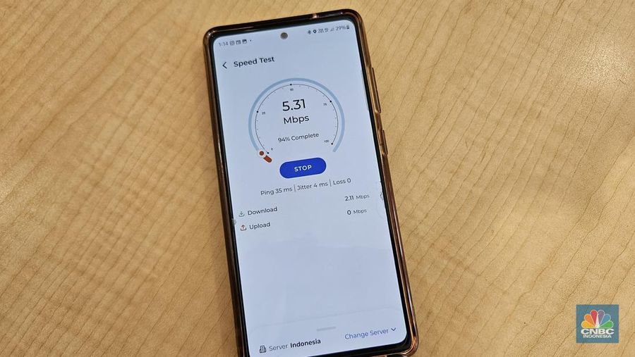 Kementerian Komunikasi dan Informatika (Kominfo) meluncurkan Signal Monitoring (Sigmon), sebuah aplikasi yang bisa digunakan untuk memantau sinyal internet di HP. (CNBC Indonesia/Intan Rakhmayanti Dewi)