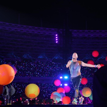Guncang GBK, Konser World Tour Coldplay di Indonesia Sukses