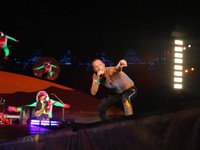 Usai Video Viral, Coldplay Ingatkan Penonton Potensi Disorot Kamera