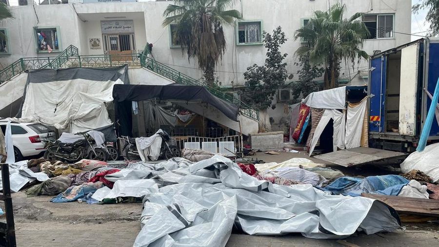 Mayat warga Palestina yang tewas dalam serangan Israel tergeletak di halaman rumah sakit Al Shifa ketika pejabat kesehatan mengatakan mereka tidak dapat menguburkan mereka karena operasi darat Israel di sekitar rumah sakit, di Kota Gaza 12 November 2023. (Ahmed El Mokhallalati/via REUTERS)
