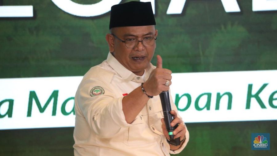 Ketua Umum APAKASINDO, Gulat Manurung memberikan pemeparan dalam Special Dialogue 'Menata Masa Depan Sawit Indonesia, di Jakarta Kamis (16/11/2023). (CNBC Indonesia/Tri Susilo)gue 'Menata Masa Depan Sawit Indonesia, di Jakarta Kamis (16/11/2023). (CNBC Indonesia/Tri Susilo)