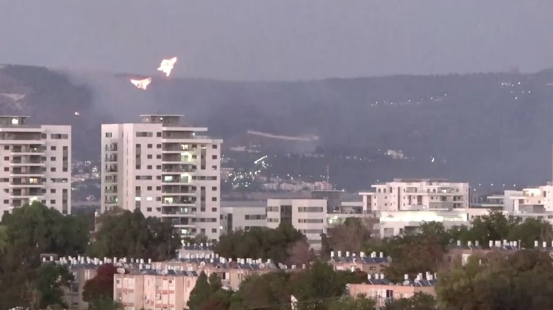 Rentetan tembakan roket terlihat terjadi di perbatasan Israel-Lebanon pada Rabu (15 November), ketika front Israel dengan Hizbullah terus memanas. (Tangkapan Layar Video Reuters)