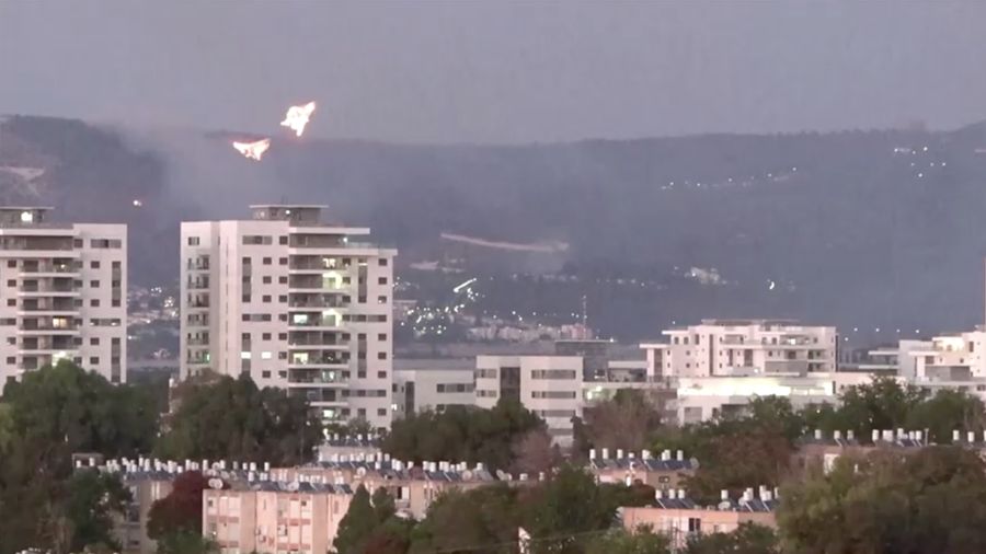 Rentetan tembakan roket terlihat terjadi di perbatasan Israel-Lebanon pada Rabu (15 November), ketika front Israel dengan Hizbullah terus memanas. (Tangkapan Layar Video Reuters)