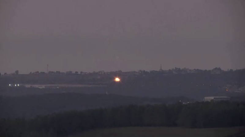Rentetan tembakan roket terlihat terjadi di perbatasan Israel-Lebanon pada Rabu (15 November), ketika front Israel dengan Hizbullah terus memanas. (Tangkapan Layar Video Reuters)