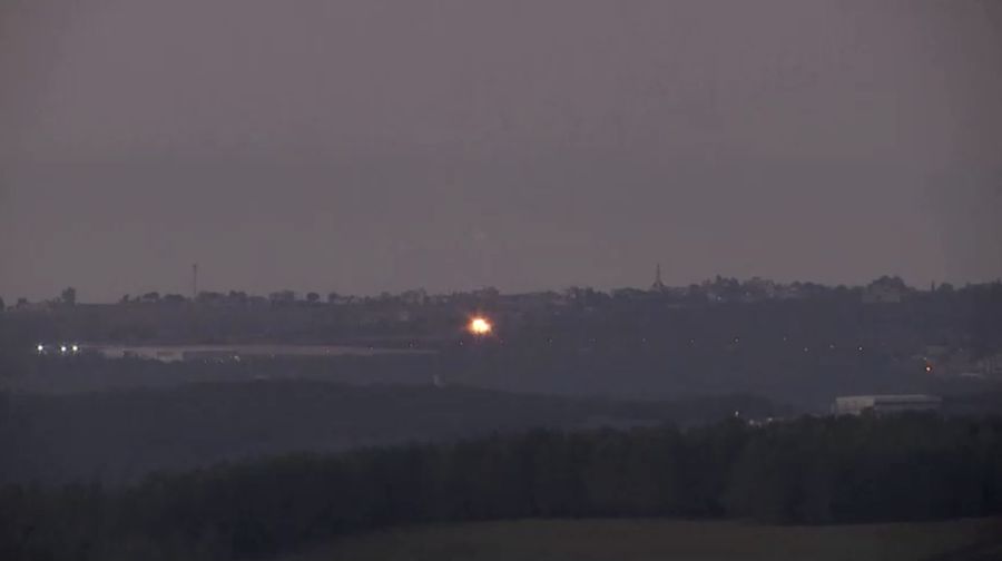 Rentetan tembakan roket terlihat terjadi di perbatasan Israel-Lebanon pada Rabu (15 November), ketika front Israel dengan Hizbullah terus memanas. (Tangkapan Layar Video Reuters)
