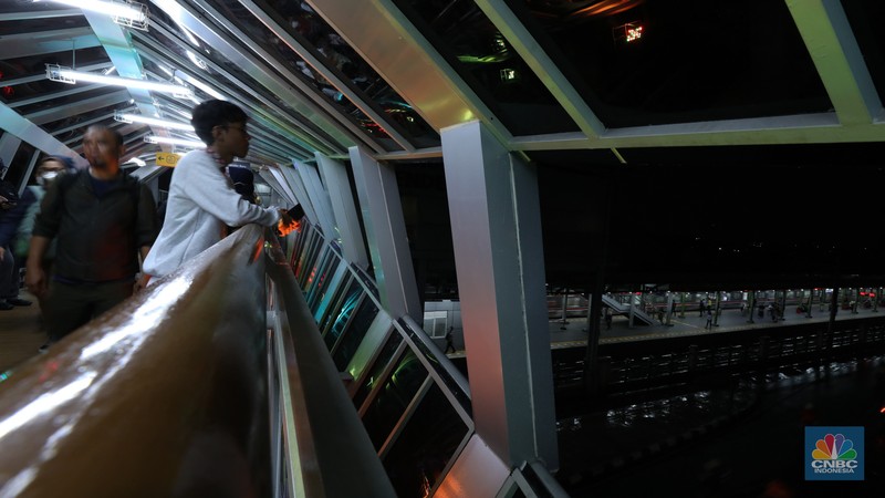 Suasana Jembatan Penyeberangan Orang (JPO) di Klender Jakarta Timur, Kamis (16/11/2023). JPO menjadi daya tarik tersendiri bagi pejalan kaki karena desainnya yang artistik dan Instagramable. Suasana Jembatan Penyeberangan Orang (JPO) di Klender Jakarta Timur, Kamis (16/11/2023). JPO menjadi daya tarik tersendiri bagi pejalan kaki karena desainnya yang artistik dan Instagramable. (CNBC Indonesia/Tri Susilo)