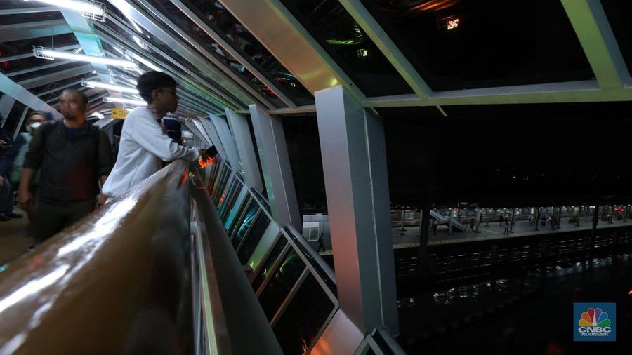 Suasana Jembatan Penyeberangan Orang (JPO) di Klender Jakarta Timur, Kamis (16/11/2023). JPO menjadi daya tarik tersendiri bagi pejalan kaki karena desainnya yang artistik dan Instagramable. (CNBC Indonesia/Tri Susilo)