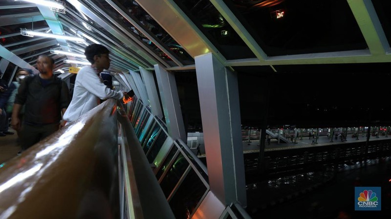 Suasana Jembatan Penyeberangan Orang (JPO) di Klender Jakarta Timur, Kamis (16/11/2023). JPO menjadi daya tarik tersendiri bagi pejalan kaki karena desainnya yang artistik dan Instagramable. (CNBC Indonesia/Tri Susilo)