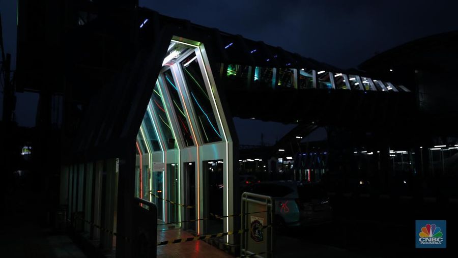 Suasana Jembatan Penyeberangan Orang (JPO) di Klender Jakarta Timur, Kamis (16/11/2023). JPO menjadi daya tarik tersendiri bagi pejalan kaki karena desainnya yang artistik dan Instagramable. (CNBC Indonesia/Tri Susilo)