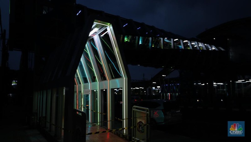 Suasana Jembatan Penyeberangan Orang (JPO) di Klender Jakarta Timur, Kamis (16/11/2023). JPO menjadi daya tarik tersendiri bagi pejalan kaki karena desainnya yang artistik dan Instagramable. (CNBC Indonesia/Tri Susilo)