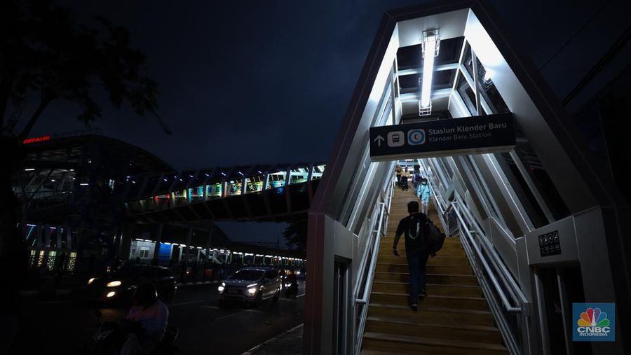 Suasana Jembatan Penyeberangan Orang (JPO) di Klender Jakarta Timur, Kamis (16/11/2023). JPO menjadi daya tarik tersendiri bagi pejalan kaki karena desainnya yang artistik dan Instagramable. (CNBC Indonesia/Tri Susilo)