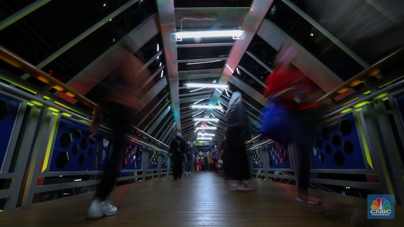 Suasana Jembatan Penyeberangan Orang (JPO) di Klender Jakarta Timur, Kamis (16/11/2023). JPO menjadi daya tarik tersendiri bagi pejalan kaki karena desainnya yang artistik dan Instagramable. Suasana Jembatan Penyeberangan Orang (JPO) di Klender Jakarta Timur, Kamis (16/11/2023). JPO menjadi daya tarik tersendiri bagi pejalan kaki karena desainnya yang artistik dan Instagramable. (CNBC Indonesia/Tri Susilo)