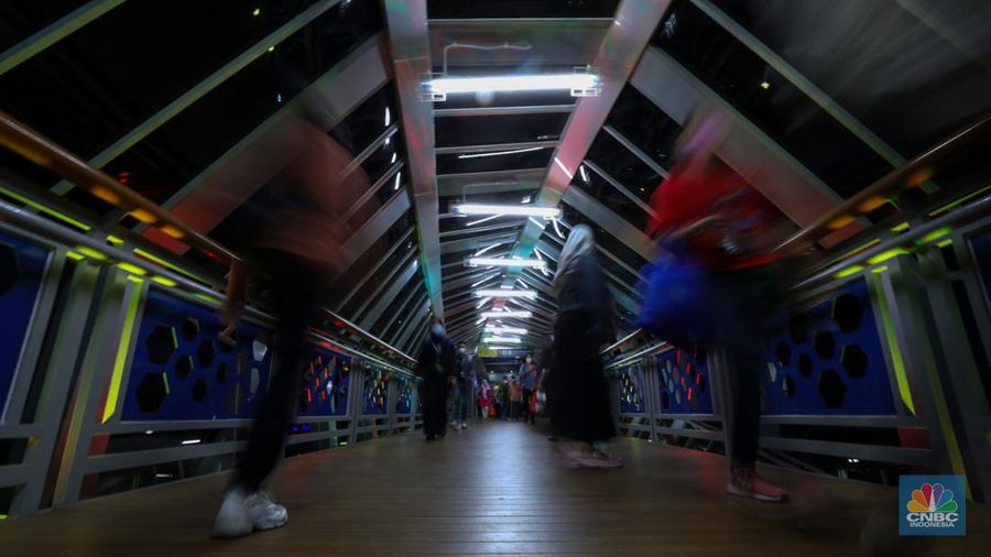 Suasana Jembatan Penyeberangan Orang (JPO) di Klender Jakarta Timur, Kamis (16/11/2023). JPO menjadi daya tarik tersendiri bagi pejalan kaki karena desainnya yang artistik dan Instagramable. (CNBC Indonesia/Tri Susilo)