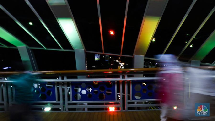 Suasana Jembatan Penyeberangan Orang (JPO) di Klender Jakarta Timur, Kamis (16/11/2023). JPO menjadi daya tarik tersendiri bagi pejalan kaki karena desainnya yang artistik dan Instagramable. (CNBC Indonesia/Tri Susilo)