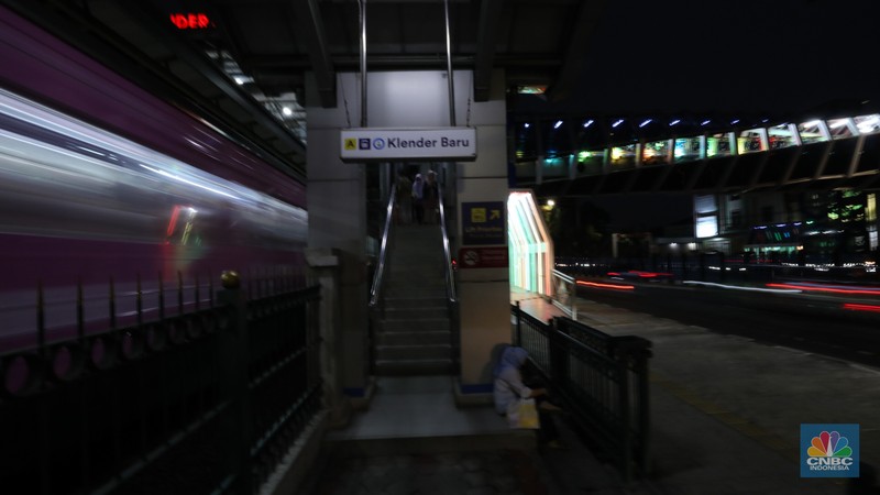Suasana Jembatan Penyeberangan Orang (JPO) di Klender Jakarta Timur, Kamis (16/11/2023). JPO menjadi daya tarik tersendiri bagi pejalan kaki karena desainnya yang artistik dan Instagramable. Suasana Jembatan Penyeberangan Orang (JPO) di Klender Jakarta Timur, Kamis (16/11/2023). JPO menjadi daya tarik tersendiri bagi pejalan kaki karena desainnya yang artistik dan Instagramable. (CNBC Indonesia/Tri Susilo)