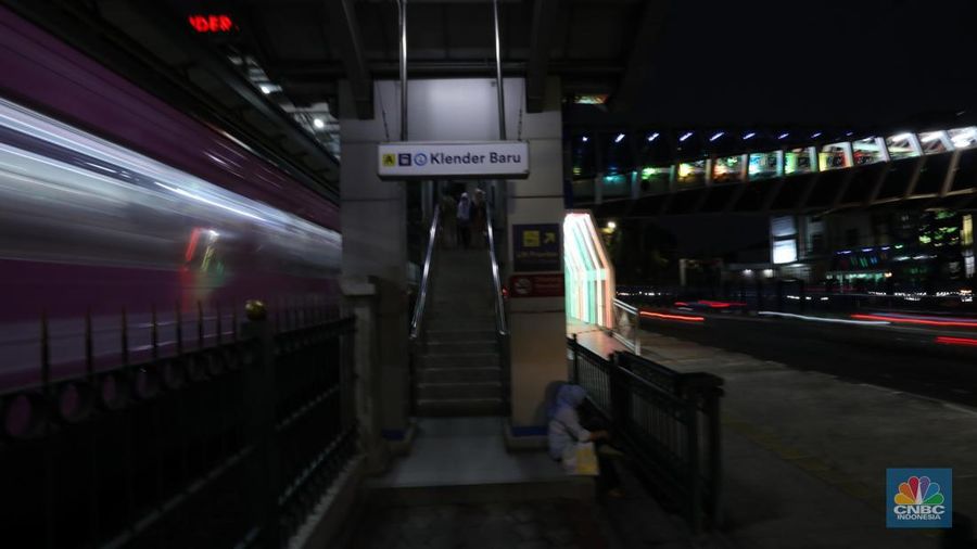 Suasana Jembatan Penyeberangan Orang (JPO) di Klender Jakarta Timur, Kamis (16/11/2023). JPO menjadi daya tarik tersendiri bagi pejalan kaki karena desainnya yang artistik dan Instagramable. (CNBC Indonesia/Tri Susilo)