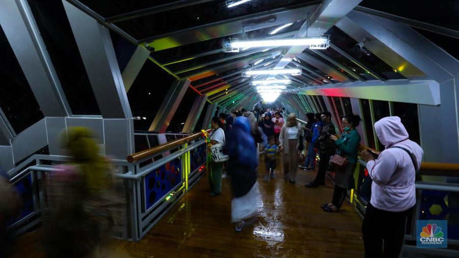 Suasana Jembatan Penyeberangan Orang (JPO) di Klender Jakarta Timur, Kamis (16/11/2023). JPO menjadi daya tarik tersendiri bagi pejalan kaki karena desainnya yang artistik dan Instagramable. (CNBC Indonesia/Tri Susilo)