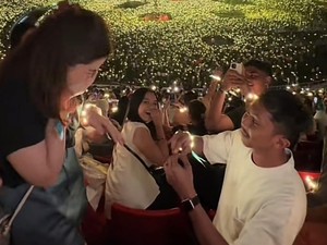 Viral Bikin Baper, Wanita Dilamar Pacar Saat Nonton Konser Coldplay di GBK