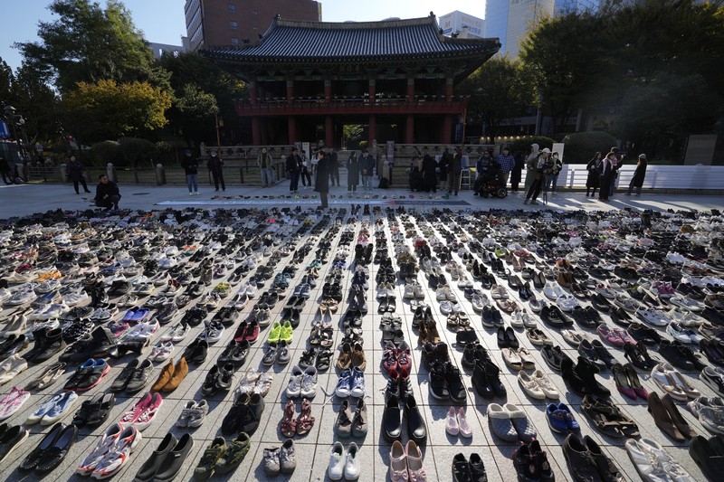 Aksi dengan ribuan pasang sepatu di Seoul, Korea Selatan, Jumat (17/11/2023). (AP Photo/Lee Jin-man) Aksi dengan ribuan pasang sepatu di Seoul, Korea Selatan, Jumat (17/11/2023). (AP Photo/Lee Jin-man)