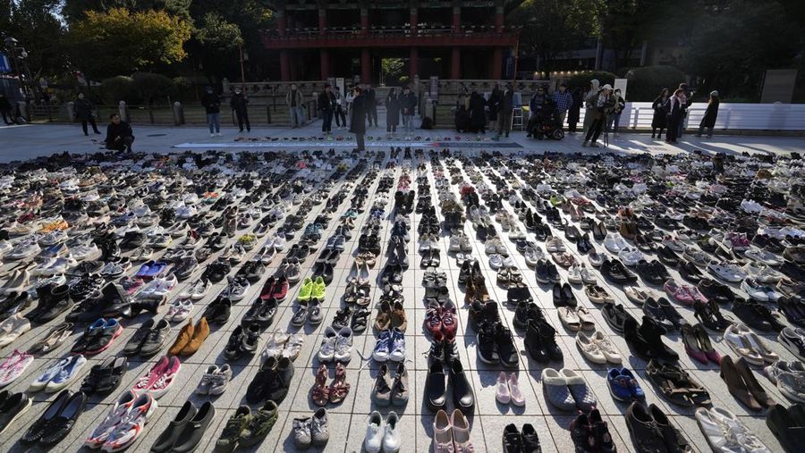 Aksi dengan ribuan pasang sepatu di Seoul, Korea Selatan, Jumat (17/11/2023). (AP Photo/Lee Jin-man)