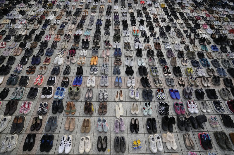 Aksi dengan ribuan pasang sepatu di Seoul, Korea Selatan, Jumat (17/11/2023). (AP Photo/Lee Jin-man)