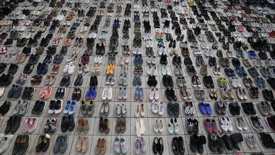 Aksi dengan ribuan pasang sepatu di Seoul, Korea Selatan, Jumat (17/11/2023). (AP Photo/Lee Jin-man)