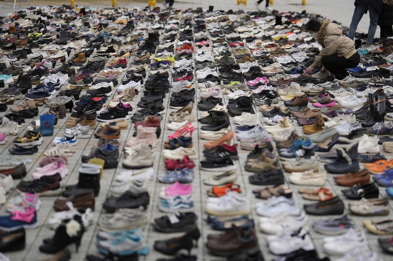 Aksi dengan ribuan pasang sepatu di Seoul, Korea Selatan, Jumat (17/11/2023). (AP Photo/Lee Jin-man) Aksi dengan ribuan pasang sepatu di Seoul, Korea Selatan, Jumat (17/11/2023). (AP Photo/Lee Jin-man)