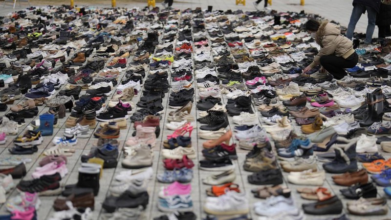 Aksi dengan ribuan pasang sepatu di Seoul, Korea Selatan, Jumat (17/11/2023). (AP Photo/Lee Jin-man)