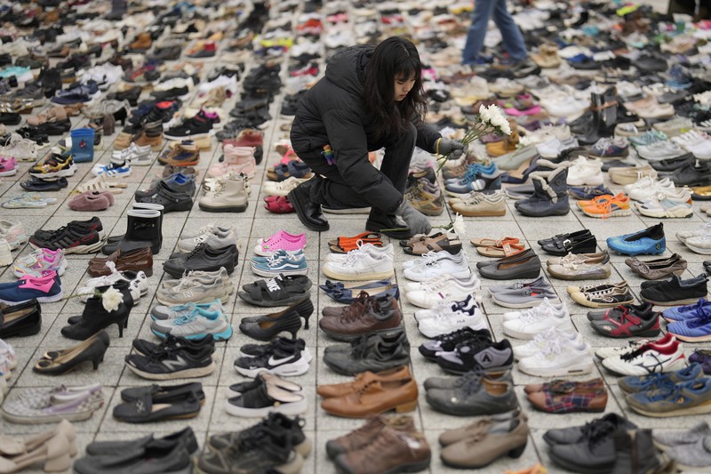 Aksi dengan ribuan pasang sepatu di Seoul, Korea Selatan, Jumat (17/11/2023). (AP Photo/Lee Jin-man) Aksi dengan ribuan pasang sepatu di Seoul, Korea Selatan, Jumat (17/11/2023). (AP Photo/Lee Jin-man)