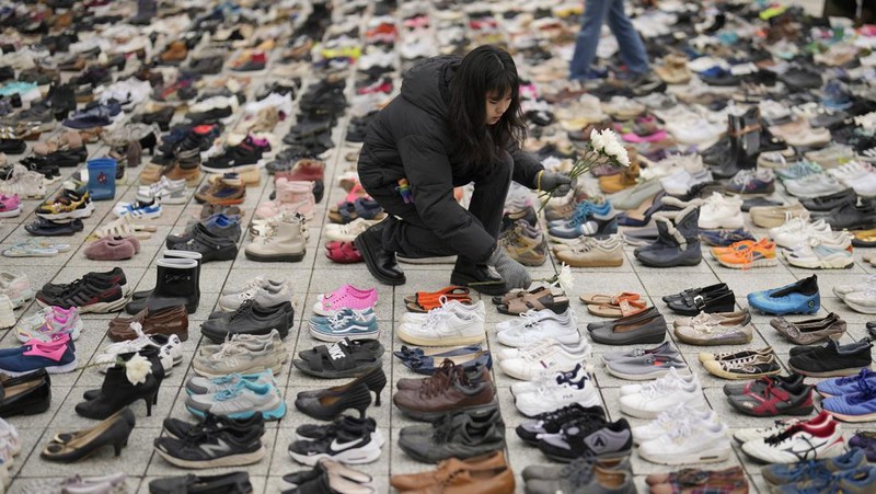 Aksi dengan ribuan pasang sepatu di Seoul, Korea Selatan, Jumat (17/11/2023). (AP Photo/Lee Jin-man)