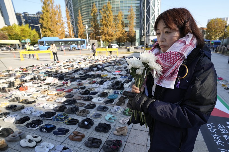 Aksi dengan ribuan pasang sepatu di Seoul, Korea Selatan, Jumat (17/11/2023). (AP Photo/Lee Jin-man) Aksi dengan ribuan pasang sepatu di Seoul, Korea Selatan, Jumat (17/11/2023). (AP Photo/Lee Jin-man)