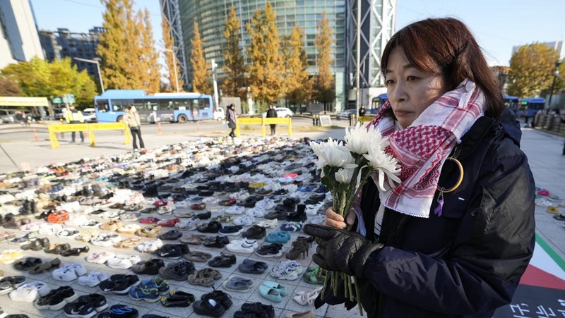 Aksi dengan ribuan pasang sepatu di Seoul, Korea Selatan, Jumat (17/11/2023). (AP Photo/Lee Jin-man)