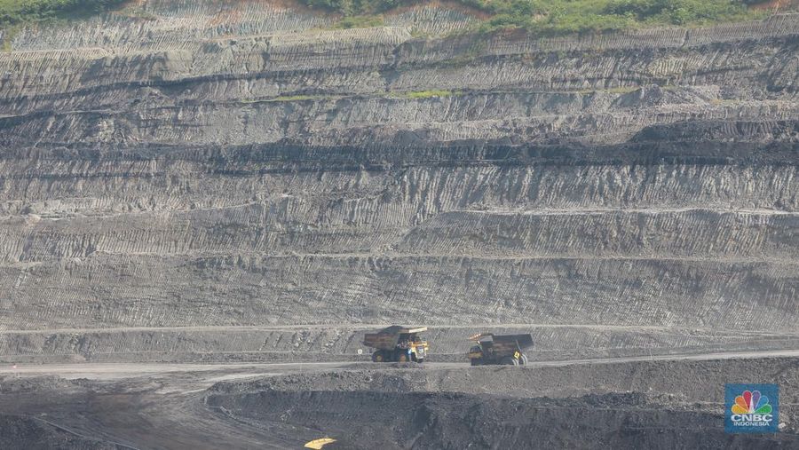Aktivitas pertambangan batubara milik Bayan Resources di Tabang/Pakar, Kalimantan, Jumat (17/11/2023). (CNBC Indonesia/Muhammad Sabki).