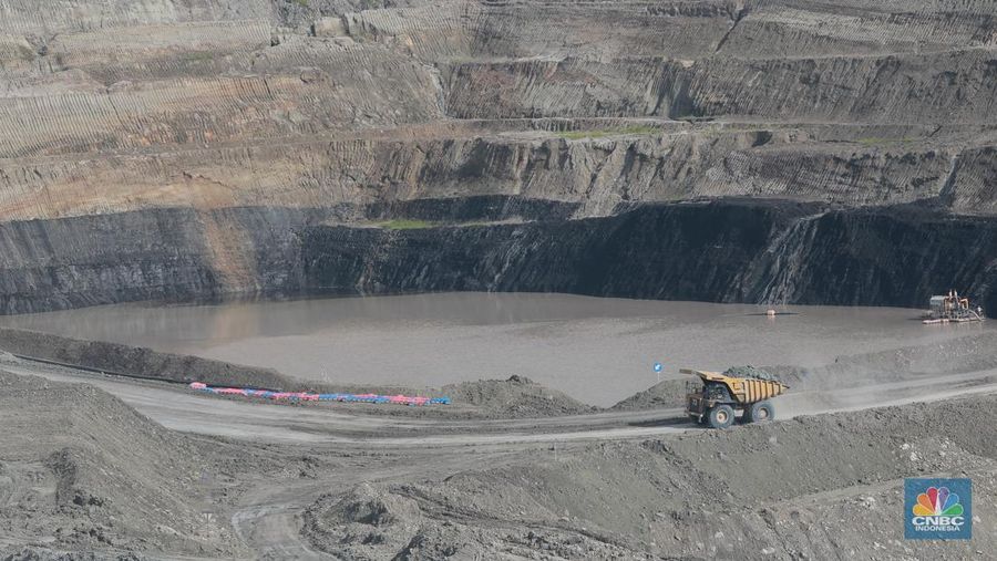 Aktivitas pertambangan batubara milik Bayan Resources di Tabang/Pakar, Kalimantan, Jumat (17/11/2023). (CNBC Indonesia/Muhammad Sabki).