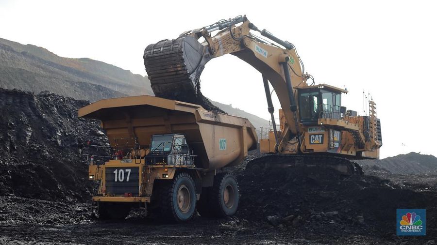 Aktivitas pertambangan batubara milik Bayan Resources di Tabang/Pakar, Kalimantan, Jumat (17/11/2023). (CNBC Indonesia/Muhammad Sabki).